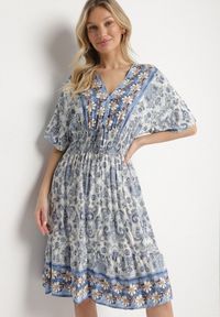 Born2be - Granatowa Sukienka z Wiskozy w Ornamentalny Wzór z Szeroką Gumką w Pasie Tanissla. Okazja: do pracy, na spotkanie biznesowe, na co dzień, na randkę. Typ kołnierza: dekolt w kształcie V. Kolor: niebieski. Materiał: wiskoza. Długość rękawa: krótki rękaw. Sezon: wiosna, lato. Styl: klasyczny, casual, elegancki, biznesowy #1