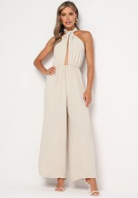 Born2be - Beżowy Kombinezon o Taliowanym Kroju Bez Rękawów Rivassina. Kolor: beżowy. Długość rękawa: bez rękawów. Długość: długie #1