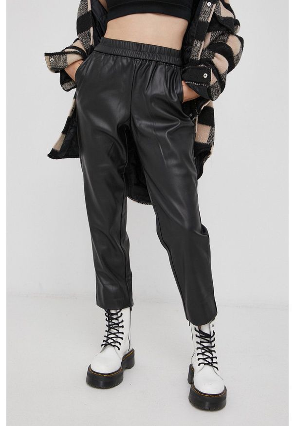 only - Only Spodnie damskie kolor czarny proste medium waist. Kolor: czarny. Materiał: skóra, tkanina