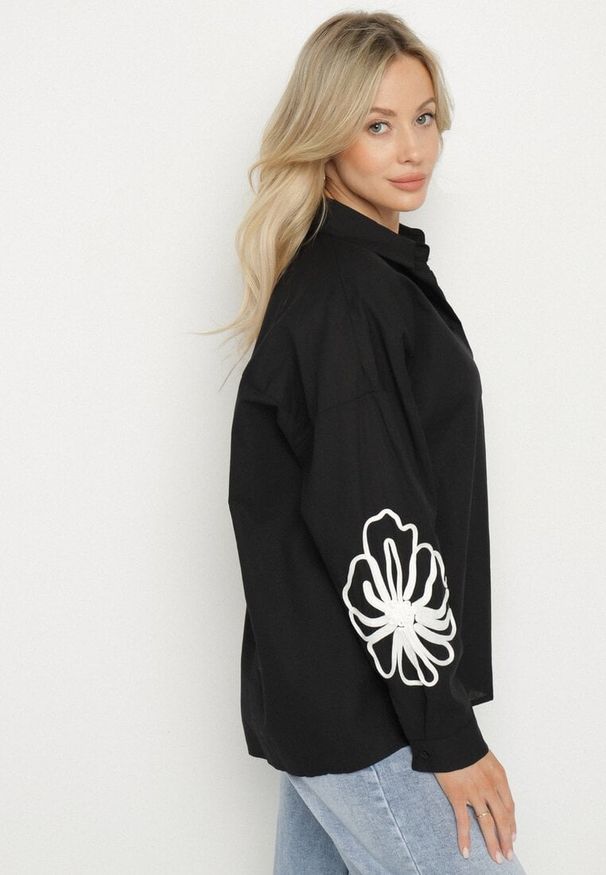 Born2be - Czarna Bawełniana Koszula z Kwiatowymi Aplikacjami Talreina. Okazja: na co dzień. Typ kołnierza: dekolt w kształcie V, kołnierzyk klasyczny. Kolor: czarny. Materiał: bawełna. Długość rękawa: długi rękaw. Długość: długie. Wzór: aplikacja, kwiaty. Styl: casual, elegancki, klasyczny