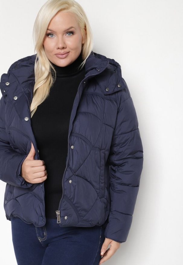 Born2be - Granatowa Pikowana Kurtka z Kieszeniami i Kapturem z Możliwością Odpięcia Nikigala. Okazja: na spacer, na co dzień. Kolekcja: plus size. Kolor: niebieski. Materiał: jeans, materiał. Styl: casual, elegancki