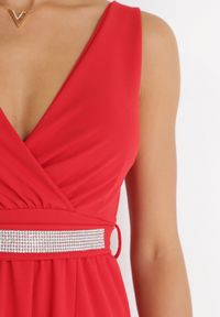 Born2be - Czerwona Sukienka Rozkloszowana Maxi z Paskiem w Cyrkonie i Wycięciem Neorise. Kolor: czerwony. Materiał: materiał. Wzór: aplikacja. Długość: maxi #3
