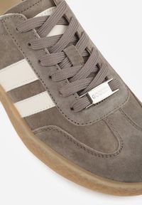 Renee - Ciemnobeżowe Skórzane Sneakersy Typu Tenisówki Ozdobione Paskami Brethanthei. Okazja: na co dzień. Zapięcie: pasek. Kolor: beżowy. Materiał: skóra. Wzór: aplikacja #4