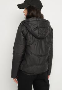 Born2be - Czarna Casualowa Kurtka z Kapturem i Ozdobnymi Sznurkami Evialinae. Okazja: na co dzień. Typ kołnierza: kaptur. Kolor: czarny. Materiał: jeans, poliester. Styl: casual #6