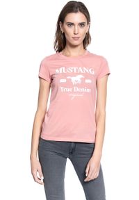 Mustang - DAMSKI T-SHIRT MUSTANG ALINA C PRINT 1010733 8433. Okazja: na imprezę. Materiał: bawełna, jeans, skóra, denim. Długość rękawa: krótki rękaw. Długość: krótkie. Wzór: nadruk. Sezon: lato. Styl: elegancki, klasyczny