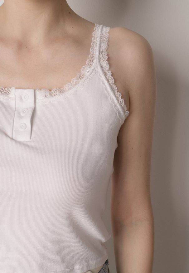 Born2be - Biały Top z Bawełny Ozdobiony Guzikami i Koronką przy Dekolcie Beralie. Okazja: na co dzień. Kolor: biały. Materiał: bawełna, koronka. Wzór: aplikacja, koronka. Styl: elegancki, klasyczny, casual