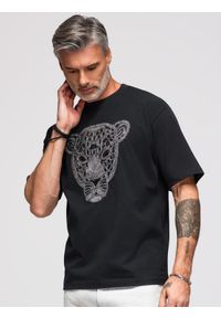 Ombre Clothing - Męska koszulka loose fit z srebrno-czarną aplikacją pantery z cekinów i koralików - czarna V1 - Rozmiar: L. Okazja: na co dzień. Kolor: czarny. Materiał: jeans, dzianina, bawełna, materiał, elastan, jersey. Długość rękawa: krótki rękaw. Długość: krótkie. Wzór: motyw zwierzęcy, aplikacja. Styl: casual, klasyczny #1