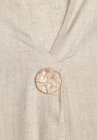 Renee - Beżowa Sukienka o Pudełkowym Kroju z Lnem i Wiskozą Zdobiona Guzikiem Mezynore. Kolekcja: plus size. Kolor: beżowy. Materiał: wiskoza, len. Wzór: aplikacja. Typ sukienki: dla puszystych. Styl: boho, wakacyjny #8