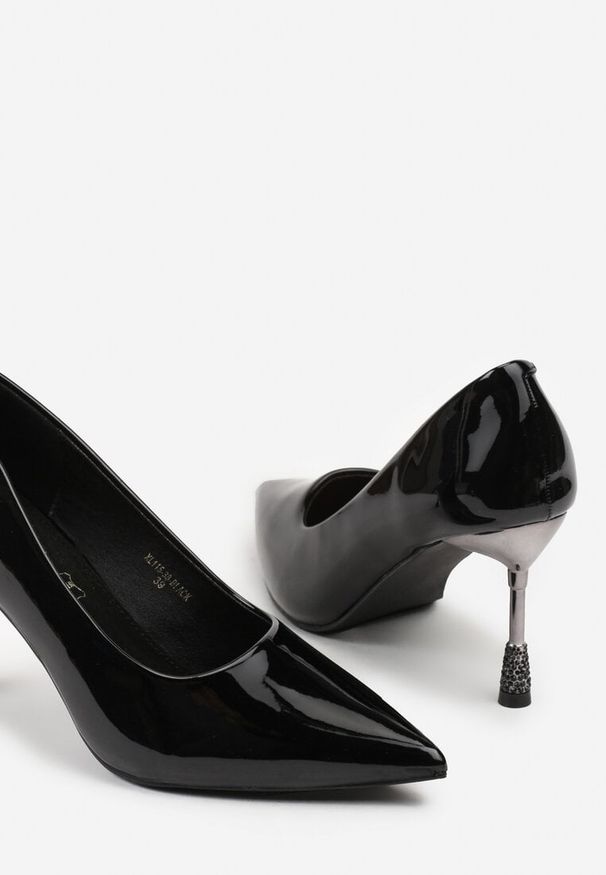 Born2be - Czarne Lakierowane Szpilki Vices z Wkładką ze Skóry Naturalnej i Cyrkoniami Cendrie. Okazja: na imprezę. Kolor: czarny. Materiał: skóra, lakier. Wzór: aplikacja. Obcas: na szpilce. Styl: elegancki. Wysokość obcasa: średni