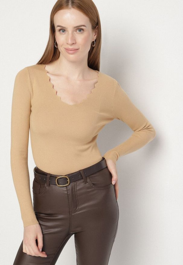 Born2be - Ciemnobeżowy Dopasowany Sweter z Nieregularnym Dekoltem w Serek Fenarela. Okazja: do pracy, na co dzień, na spotkanie biznesowe. Typ kołnierza: dekolt w serek. Kolor: beżowy. Materiał: jeans. Styl: casual, biznesowy