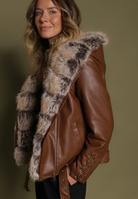 Born2be - Brązowa Kurtka Ramoneska z Odpinanym Kapturem i Futrem Aplonna. Kolor: brązowy. Materiał: futro. Sezon: zima, jesień. Styl: klasyczny #1