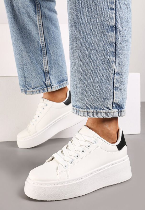 Renee - Biało-Czarne Basicowe Sneakersy na Platformie Tiaeliana. Okazja: na co dzień. Kolor: biały. Materiał: jeans. Wzór: aplikacja. Obcas: na platformie