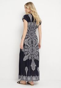 Born2be - Granatowa Sukienka w Ornamentalny Wzór z Kopertowym Dekoltem i Gumką w Talii Elasevia. Typ kołnierza: dekolt kopertowy. Kolor: niebieski. Długość rękawa: krótki rękaw. Typ sukienki: kopertowe #4