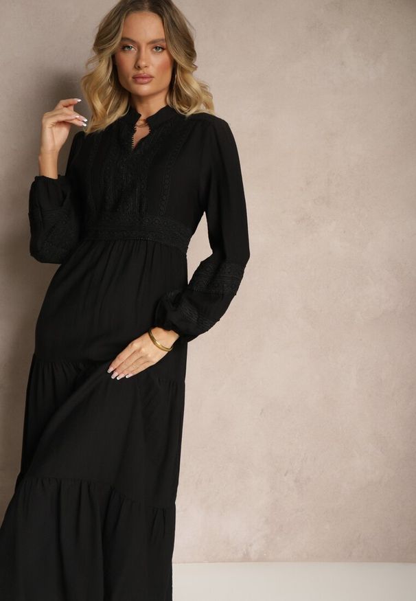 Renee - Czarna Rozkloszowana Sukienka z Wiskozy w Stylu Boho z Koronką i Gumką Gonalien. Okazja: na co dzień. Typ kołnierza: dekolt w kształcie V. Kolor: czarny. Materiał: koronka, wiskoza. Wzór: koronka. Sezon: lato, wiosna. Styl: boho