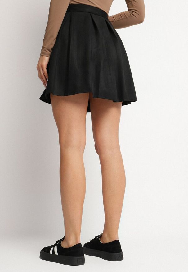 Born2be - Czarna Plisowana Spódnica z Imitacji Zamszu o Rozkloszowanym Kroju Deorani. Okazja: na spotkanie biznesowe, do pracy. Kolor: czarny. Materiał: zamsz. Styl: biznesowy