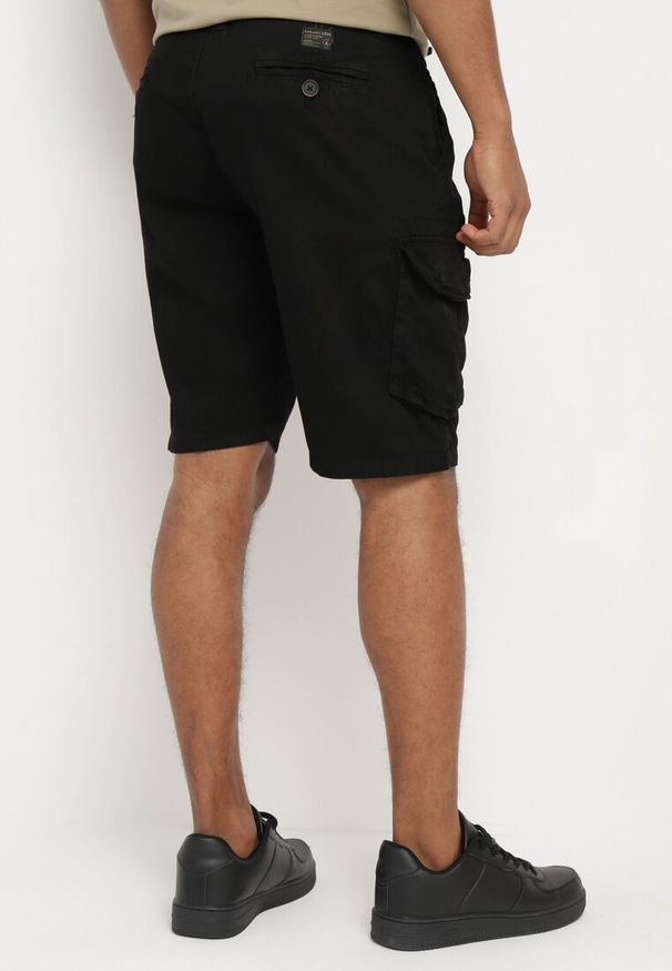 Born2be - Czarne Bawełniane Szorty Klasyczne z Wysokim Stanem Ivoolia. Okazja: na co dzień. Stan: podwyższony. Kolor: czarny. Materiał: bawełna. Sezon: lato. Styl: klasyczny