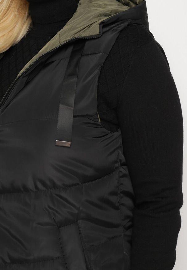 Born2be - Czarna Pikowana Kamizelka Dwustronna z Kapturem i Troczkami Nevetiani. Typ kołnierza: kaptur. Kolor: czarny. Materiał: jeans. Styl: elegancki