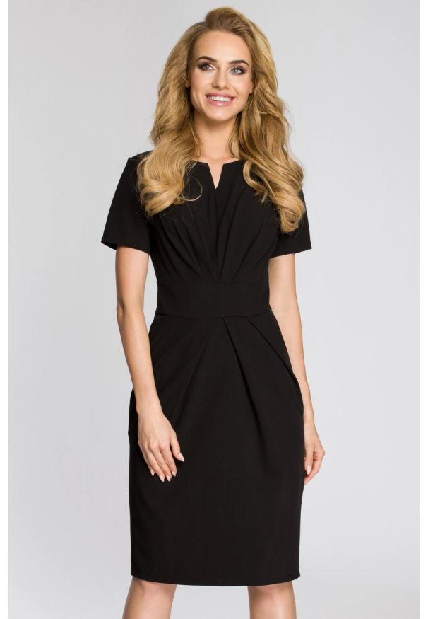 Sukienki.shop - Sukienka elegancka z marszczeniami taliowana czarna. Okazja: na spotkanie biznesowe, na imprezę. Kolor: czarny. Materiał: materiał, wiskoza, elastan, tkanina, poliester. Długość rękawa: krótki rękaw. Wzór: geometria, gładki. Typ sukienki: ołówkowe. Styl: elegancki. Długość: midi