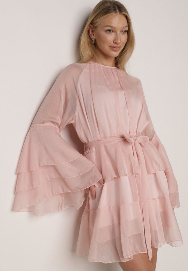 Born2be - Różowa Sukienka z Eterycznymi Falbanami i Wiązanym Paskiem Rivaniah. Okazja: na ślub cywilny, na wesele. Kolor: różowy. Styl: elegancki