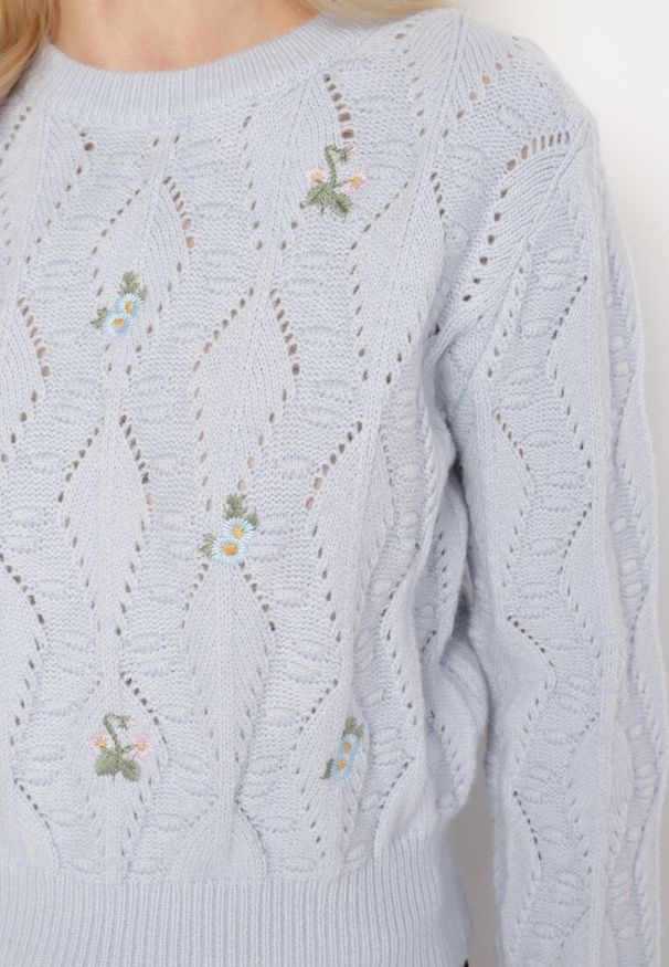 Born2be - Niebieski Sweter Ozdobiony Tłoczeniem i Kwiatkami Eretina. Okazja: na co dzień. Kolor: niebieski. Materiał: jeans. Wzór: aplikacja, kwiaty. Styl: casual