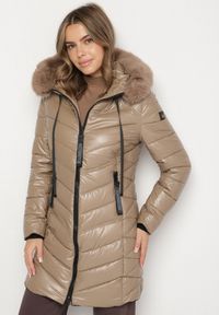 Born2be - Brązowa Pikowana Kurtka o Taliowanym Kroju z Kapturem z Futerkiem Naleanna. Okazja: na co dzień. Typ kołnierza: kaptur. Kolor: brązowy. Materiał: futro. Styl: casual #3