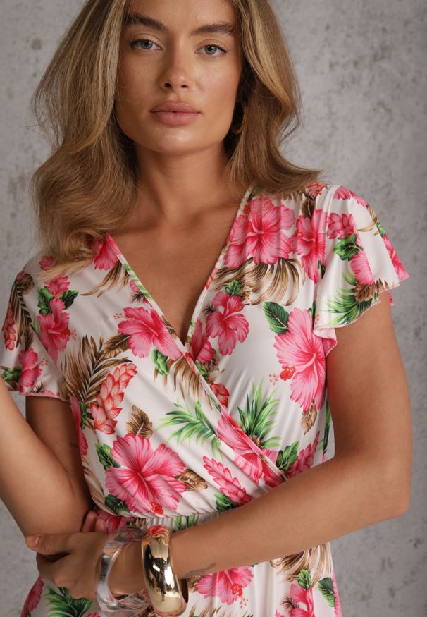 Renee - Różowa Kopertowa Sukienka z Wiskozą i Gumką w Talii w Tropikalne Kwiaty Chionobe. Okazja: na spacer, na co dzień. Kolekcja: moda ciążowa. Kolor: różowy. Materiał: wiskoza. Wzór: kwiaty. Sezon: lato. Typ sukienki: kopertowe. Styl: wakacyjny, elegancki, casual