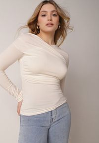 Born2be - Beżowy Bluzka z Bawełną Dekoltem Typu Łódka i Marszczeniem Typhatos. Okazja: na co dzień. Kolor: beżowy. Materiał: bawełna. Styl: casual, elegancki #1