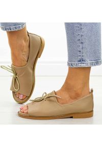 Taupe Polskie sandały damskie Suzana Mal. Okazja: na co dzień. Materiał: skóra. Wzór: aplikacja. Sezon: lato, wiosna. Styl: elegancki, casual