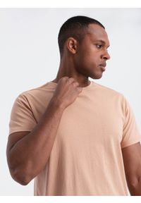 Ombre Clothing - Klasyczny T-shirt męski bawełniany BASIC - cielisty V9 OM-TSBS-0146 - XXL. Okazja: na co dzień. Kolor: beżowy. Materiał: bawełna. Styl: klasyczny