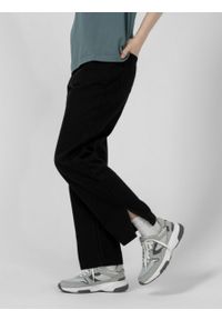 outhorn - Jeansy z prostymi nogawkami damskie - czarne. Stan: podwyższony. Kolor: czarny. Materiał: jeans. Wzór: haft