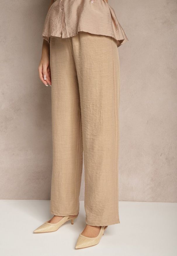 Renee - Beżowe Klasyczne Spodnie z Gumką i Sznurkiem w Pasie Ramaya. Okazja: na co dzień. Kolor: beżowy. Materiał: materiał. Styl: klasyczny