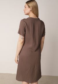 Born2be - Brązowa Wiskozowa Sukienka o Pudełkowym Kroju z Dekoltem V z Guzikami Berborin. Okazja: na co dzień, do pracy. Kolekcja: plus size. Kolor: brązowy. Materiał: wiskoza. Typ sukienki: dla puszystych, proste. Styl: casual, klasyczny #7