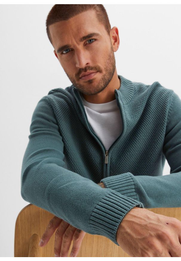 bonprix - Sweter rozpinany, specjalny wygodny krój. Kolor: zielony. Długość: długie