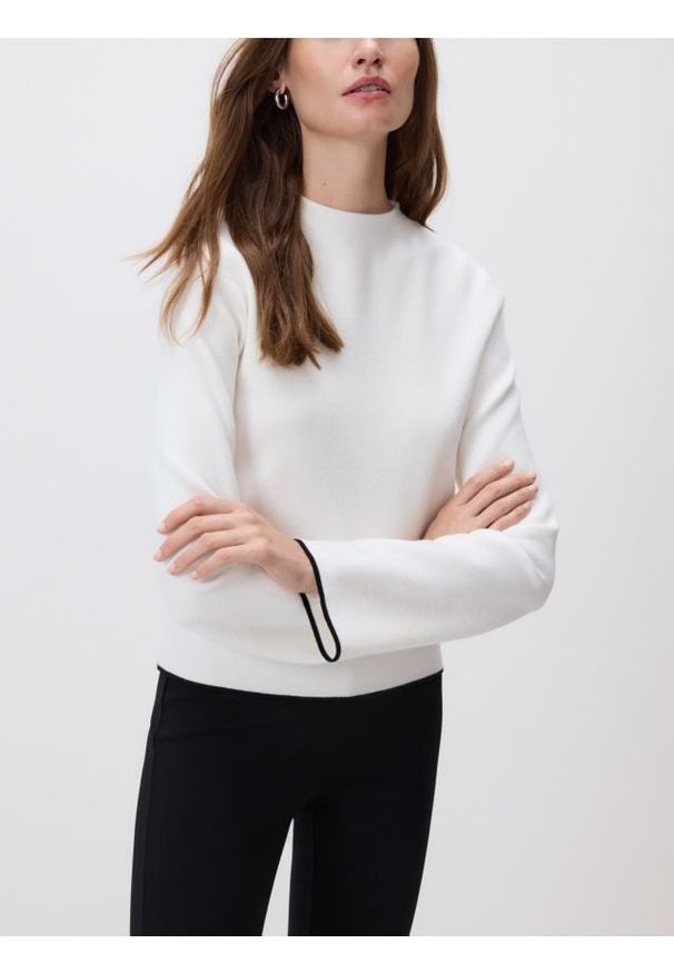Reserved - Sweter z kontrastową lamówką - złamana biel. Materiał: dzianina, wiskoza