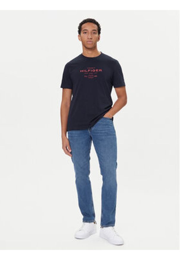 TOMMY HILFIGER - Tommy Hilfiger T-Shirt Stack Graphic MW0MW40002 Granatowy Regular Fit. Kolor: niebieski. Materiał: bawełna