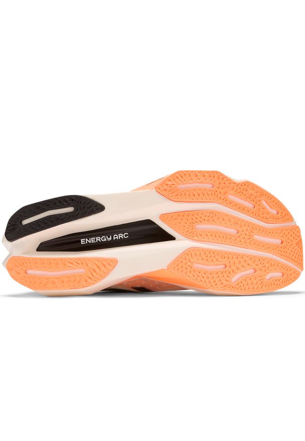 Buty damskie New Balance FuelCell SC Elite V4 WRCELCW4 – beżowe. Kolor: beżowy. Materiał: włókno, syntetyk, materiał, guma. Szerokość cholewki: normalna. Sport: bieganie, fitness