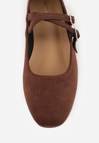 Renee - Brązowe Balerinki w Stylu Mary Jane VICES z Imitacji Zamszu Natinare. Okazja: na co dzień. Zapięcie: klamry. Kolor: brązowy. Materiał: zamsz. Styl: casual, elegancki, klasyczny #6