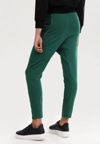 Born2be - Ciemnozielone Spodnie Dresowe Cahrera. Kolor: zielony. Materiał: dresówka. Wzór: jednolity, gładki #4