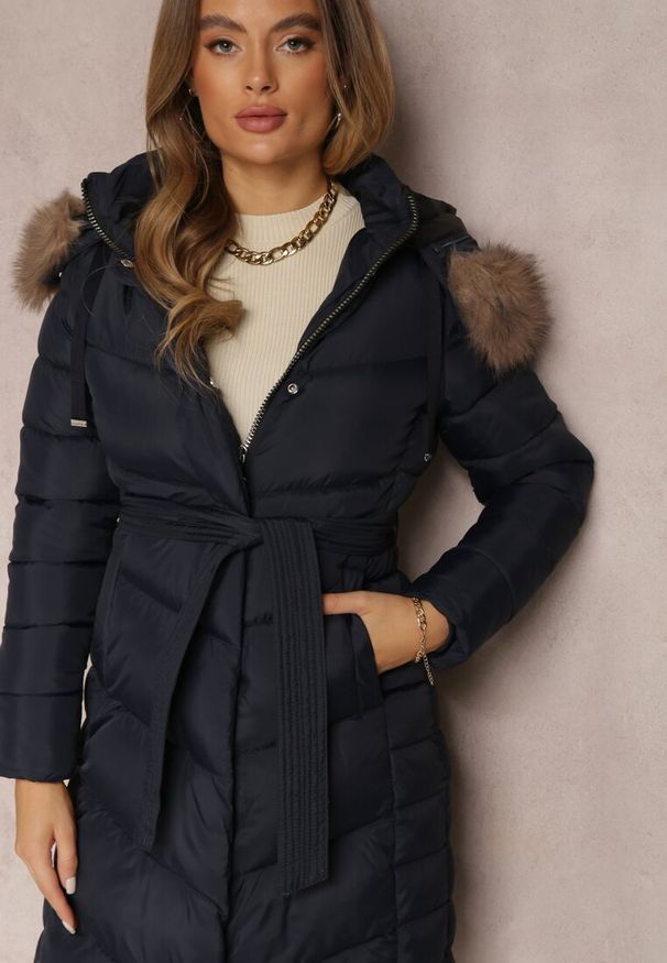 Renee - Granatowa Kurtka Pikowana z Paskiem Delione. Kolor: niebieski. Materiał: jeans, materiał, futro. Długość rękawa: długi rękaw. Długość: długie. Wzór: gładki, jednolity