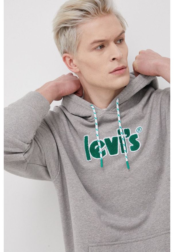 Levi's® - Levi's Bluza męska kolor szary z kapturem z aplikacją. Okazja: na spotkanie biznesowe. Typ kołnierza: kaptur. Kolor: szary. Materiał: dzianina. Wzór: aplikacja. Styl: biznesowy