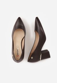 Born2be - Brązowe Klasyczne Czółenka na Słupku ze Skórzaną Wkładką i Metaliczną Ozdobą Bralita. Nosek buta: otwarty. Kolor: brązowy. Materiał: skóra. Wzór: aplikacja. Obcas: na słupku. Styl: klasyczny. Wysokość obcasa: średni #9