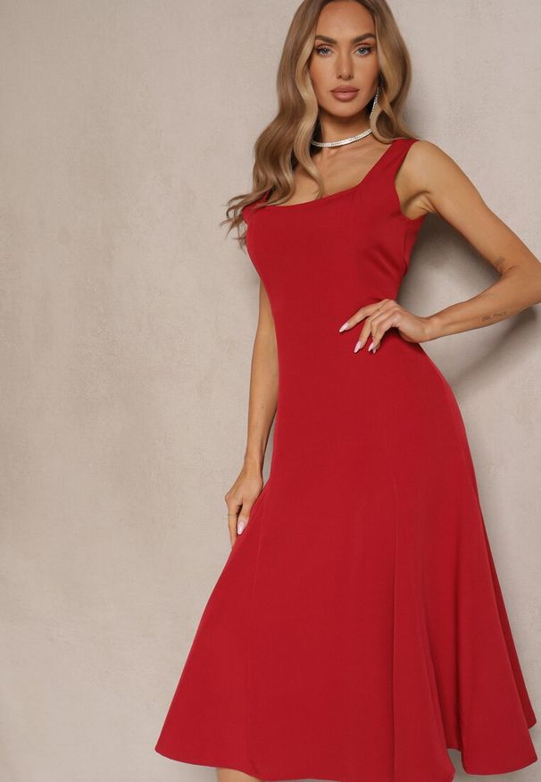 Renee - Bordowa Rozkloszowana Sukienka w Klasycznym Stylu Deslene. Typ kołnierza: dekolt kwadratowy. Kolor: czerwony. Typ sukienki: proste. Styl: klasyczny