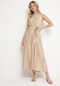 Born2be - Beżowy Taliowany Kombinezon z Wiskozą i Paskiem Evithrae. Okazja: na co dzień. Kolor: beżowy. Materiał: wiskoza. Styl: wizytowy, klasyczny, casual, elegancki #1