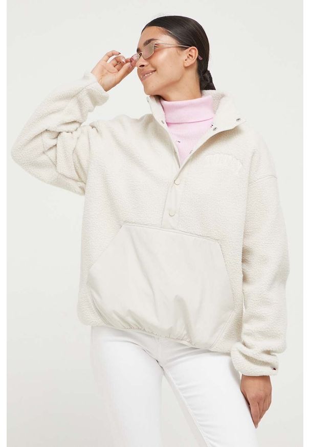 Tommy Jeans bluza damska kolor beżowy gładka. Kolor: beżowy. Materiał: poliester. Długość: krótkie. Wzór: gładki