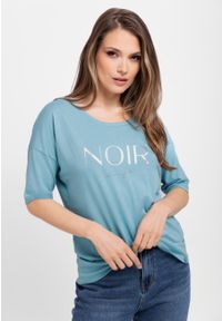 Volcano - Koszulka oversize z napisem T-ICON. Kolekcja: plus size. Kolor: turkusowy. Materiał: skóra, bawełna, materiał. Wzór: napisy. Sezon: lato. Styl: glamour #1