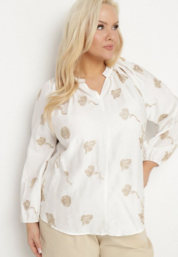 Born2be - Biała Bluzka z Dekoltem w Serek i Haftowanymi Zdobieniami z Metaliczną Nicią Sovbia. Typ kołnierza: dekolt w serek. Kolekcja: plus size. Kolor: biały. Materiał: jeans. Długość rękawa: długi rękaw. Długość: długie. Wzór: haft, aplikacja