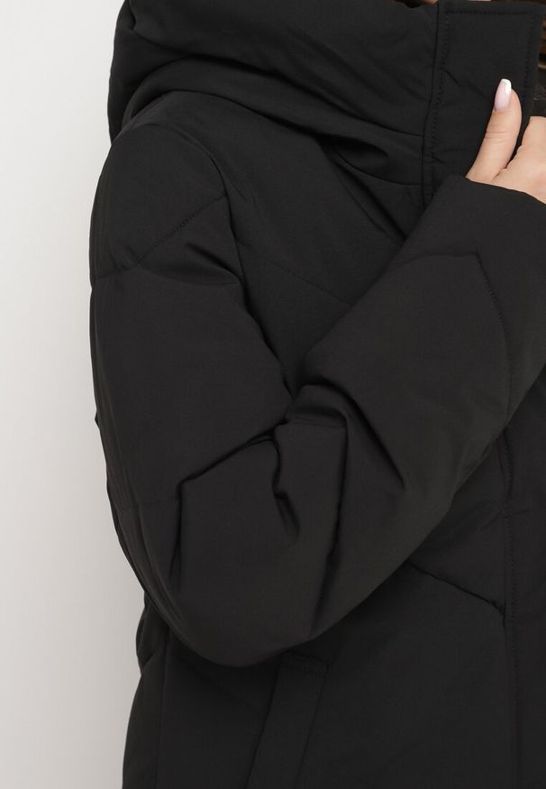 Born2be - Czarna Kurtka Pikowana o Długim Fasonie z Nieodpinanym Kapturem i Kieszeniami Nerilani. Okazja: na co dzień, na spacer. Kolor: czarny. Materiał: skóra. Długość: długie. Sezon: zima. Styl: casual, elegancki