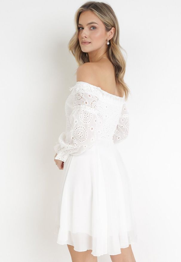 Born2be - Biała Sukienka Mini ze Sznurowaniem Ozdobiona Koronką Olymetina. Kolor: biały. Materiał: koronka. Wzór: aplikacja, koronka. Długość: mini