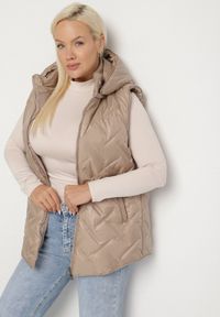 Born2be - Beżowa Pikowana Kamizelka z Odpinanym Kapturem Rilanisa. Okazja: na co dzień. Kolor: beżowy. Materiał: jeans. Styl: klasyczny, casual, elegancki #5
