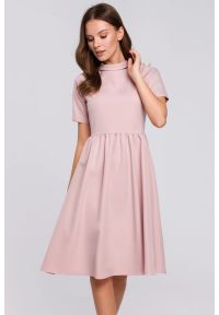 Sukienki.shop - Elegancka rozkloszowana sukienka z wywiniętą stójką różowa. Okazja: do pracy. Typ kołnierza: kołnierzyk stójkowy. Kolor: różowy, czerwony. Styl: elegancki #3